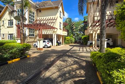 5 Bed Townhouse with En Suite in Lavington - 2
