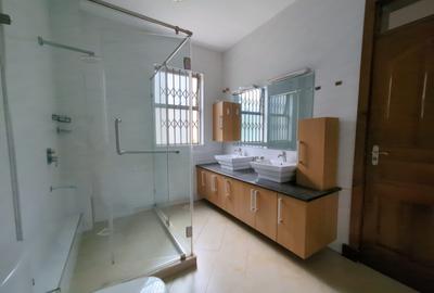 5 Bed Townhouse with En Suite in Lavington - 4