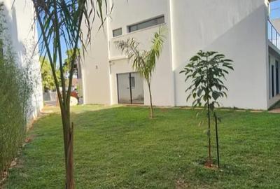 5 Bed Townhouse with En Suite in Lavington - 2