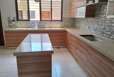 5 Bed Townhouse with En Suite in Lavington - 4