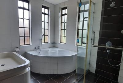 5 Bed Townhouse with En Suite in Lavington