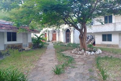 10 Bed Villa with En Suite at Central - 4