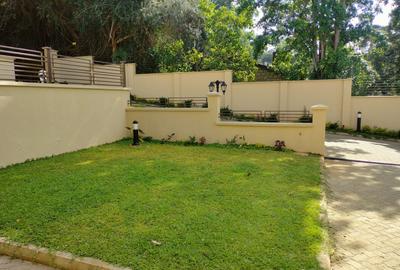 5 Bed Townhouse with Garden at Near Jeffreys Sports Club