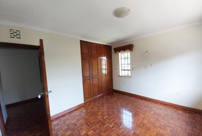 5 Bed House with En Suite in Runda