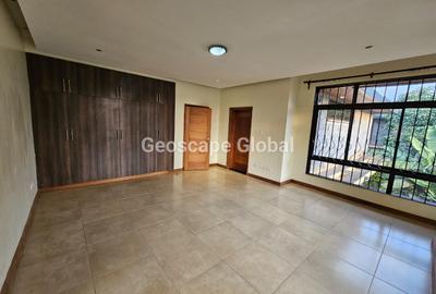 5 Bed Villa with En Suite in Runda