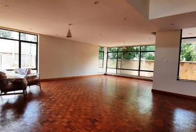 5 Bed Townhouse with En Suite in Lavington - 3