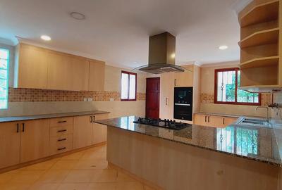 5 Bed Townhouse with En Suite in Spring Valley - 3