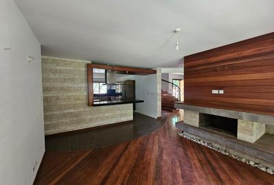 5 Bed House with En Suite in Runda