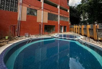 4 Bed Apartment with Swimming Pool in Riverside