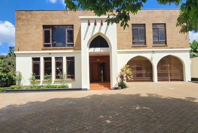 5 Bed House with En Suite in Runda