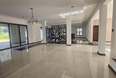 5 Bed House with En Suite in Runda
