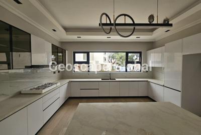 5 Bed House with En Suite in Lavington - 3