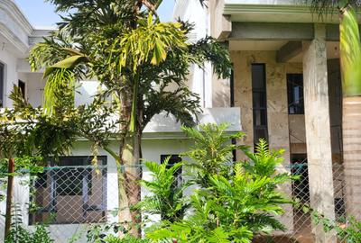 6 Bed House with En Suite at Ridgeways
