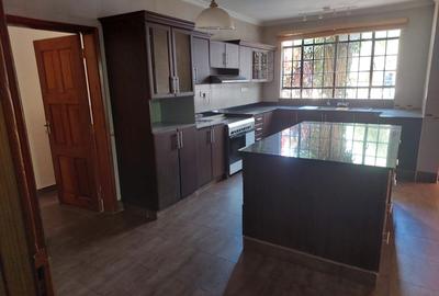 5 Bed Villa with En Suite at Runda