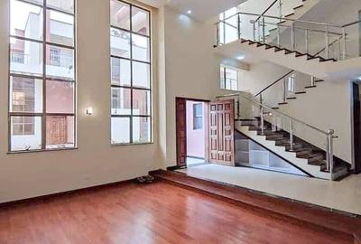 5 Bed Townhouse with En Suite in Lavington