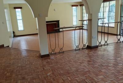 5 Bed Townhouse with En Suite at Lavington - 4