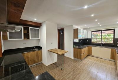 5 Bed House with En Suite in Runda