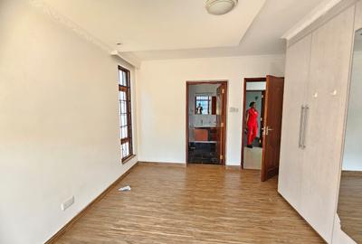 5 Bed House with En Suite in Runda