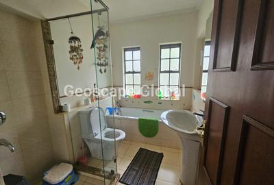 5 Bed House with En Suite in Runda