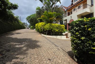 5 Bed Townhouse with En Suite at Lavington - 4