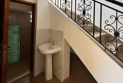 5 Bed House with En Suite in Kitengela - 2