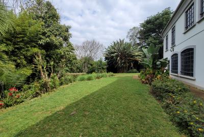 5 Bed House with En Suite in Runda