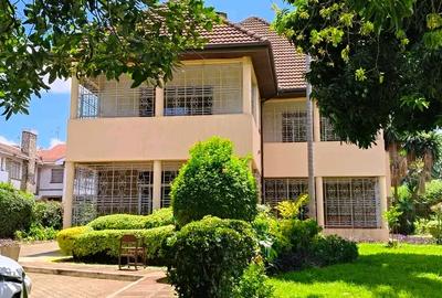 5 Bed House with En Suite in Runda - 2