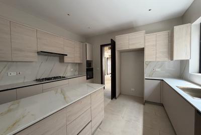 5 Bed Villa with En Suite in Lavington