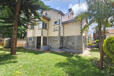 5 Bed Villa with En Suite in Spring Valley