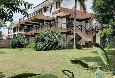 5 Bed House with En Suite in Runda