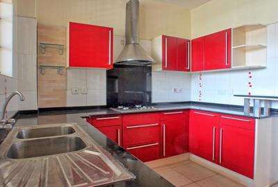 3 Bed Apartment with En Suite in Rhapta Road