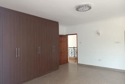 5 Bed Townhouse with En Suite at Acacia - 4