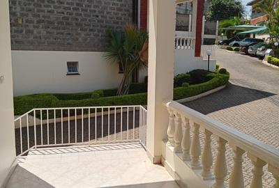 5 Bed Villa with En Suite at Lavington Green - 3