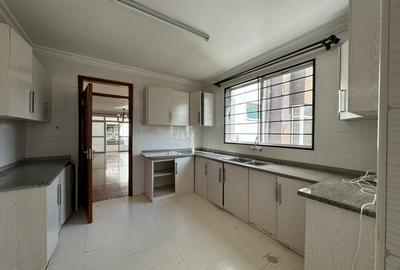 3 Bed Apartment with En Suite in Rhapta Road - 3