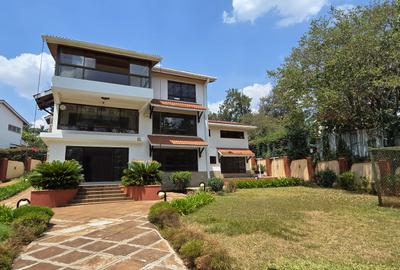 5 Bed House with En Suite at Off Un Avenue - 2