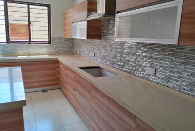 5 Bed Townhouse with En Suite in Lavington - 3