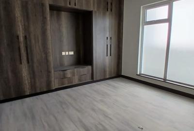 Serviced 2 Bed Apartment with En Suite at Riverside Gardens