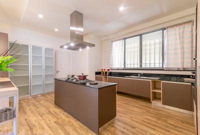 4 Bed Apartment with En Suite in Riverside - 4