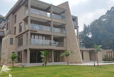 6 Bed House with En Suite in Nyari