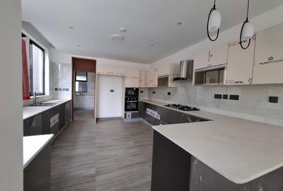 5 Bed Townhouse with En Suite in Lavington - 4