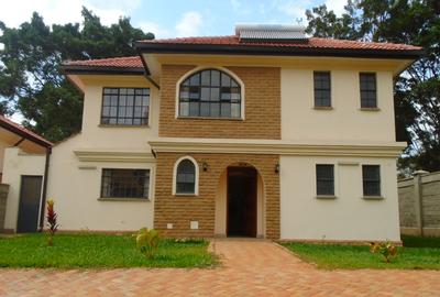 4 Bed Townhouse with En Suite at Lavington - 2