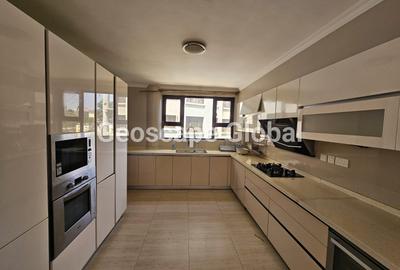 3 Bed Apartment with En Suite in Riverside - 3