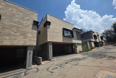 5 Bed Villa with En Suite at Grevilia Grove