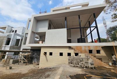 6 Bed Villa with En Suite at Lavington - 2