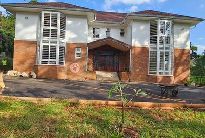 6 Bed House with En Suite at Rosslyn