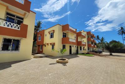 3 Bed Townhouse with Swimming Pool at Jumbaruins