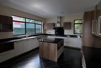 5 Bed Townhouse with En Suite in Lavington - 4
