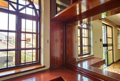 5 Bed Townhouse with En Suite in Lavington - 3