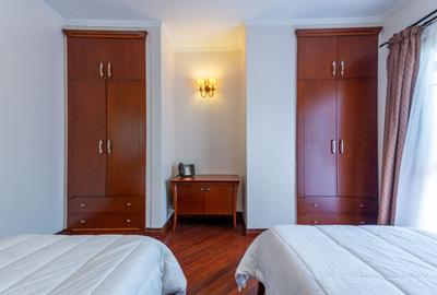 4 Bed House with En Suite in Ridgeways