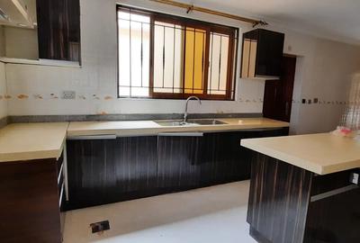 5 Bed Townhouse with En Suite in Lavington - 2